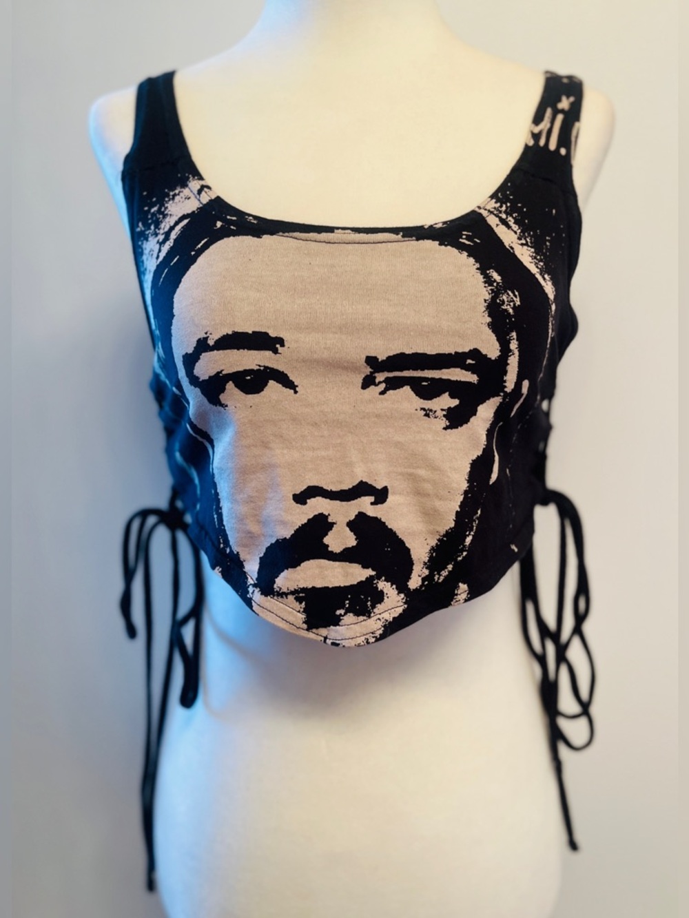Crop top features a bold, high-contrast portrait graphic. Y2k style size S/M